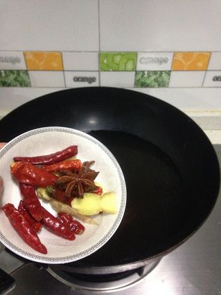 另起鍋，加入清水加入八角辣椒及薑片。