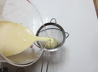 另取容器將兩隻蛋黃和一個全蛋打勻后倒入進步驟1裡面攪拌均勻
