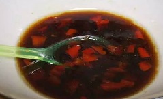 放一點剁椒很好吃，如果不吃辣就不放。用糖、生抽、蚝油、香油做一碗調味汁。