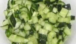 黃瓜、紅椒洗乾淨后切小丁，黃瓜丁用鹽腌會；