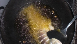 鍋中倒油燒熱，把鯽魚放進去煎至金黃色；