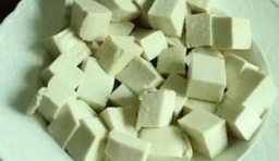 豆腐衝下涼水切塊，香菜洗凈切段；
