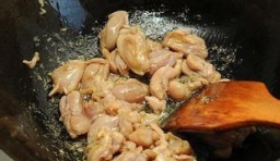 炒鍋加熱把腌制好的雞腿肉放進去；