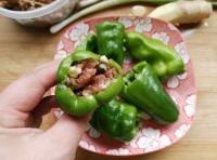 青椒清洗乾淨去掉籽，把肉餡灌入青椒腹中。