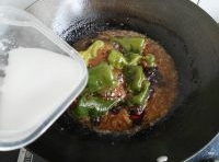鍋中加鹽調味，繼續燒制3分鐘左右，至湯汁半干食淋入水澱粉勾芡。