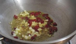 在炒鍋里倒入油，爆香薑片、蔥段、干辣椒；