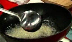 鍋中放油把姜放入煎香后倒入脆骨翻炒；