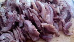 豬脆骨洗凈后切成薄片，青辣椒洗凈切成段；