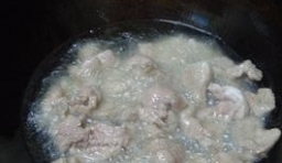 鍋內倒油加熱把豬油放入、豬肉片一滑，至熟透；