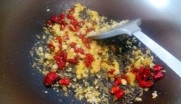 炒鍋內倒入油燒熱后爆香姜、花椒、干辣椒；