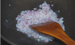 肉醬面的醬：洋蔥去皮切碎，在炒鍋里倒點橄欖油炒軟；