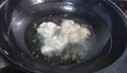 熱油鍋，待油熱後放入雞塊，炸至表皮金黃撈出；