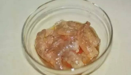 蝦仁用鹽、料酒腌制20分鐘左右；