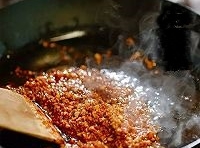 熱油鍋，鍋內放蒜末炒香，加適量生抽、胡椒粉、辣椒粉和少許老抽和蚝油；