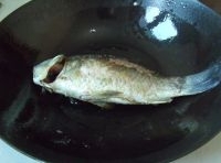 鍋里放油，把鯽魚表皮稍微煎一下；