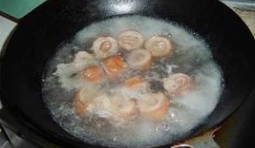 鍋內加水燒開把豬大腸放進去焯水去油后撈出控水； 