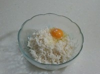 將藕削皮洗凈剁成碎粒，擠出一些水分；打入雞蛋攪拌均勻；