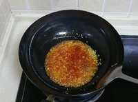 鍋中留適量油，下入蒜末、泡椒末炒出油紅味香；