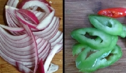 洋蔥切成絲，黃瓜洗凈切薄片，青椒，紅椒洗凈切細圈；