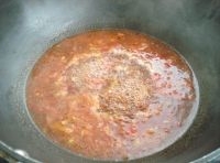 再放入西紅柿炒出紅湯，加適量水，煮開；