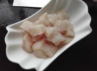 龍利魚解凍，切成小塊；