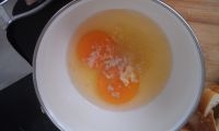 雞蛋拿出兩個到碗里，加蔥末、蒜末、白鬍椒粉、鹽調味拌勻；