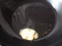 鍋燒熱把黃油放進去溶化；