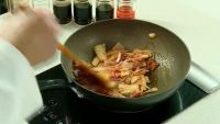 鍋里倒點油，把蒜片放進去煸香，豬五花肉倒進去煎至半透明；