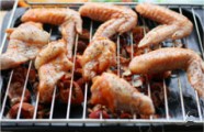 烤網架放好后把腌好的雞翅放上去，在表面撒上黑胡椒；