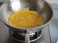 邊攪拌邊加蛋液，把土豆放進去攪勻；