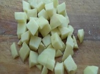 土豆削皮后洗凈切成小丁；