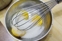 雞蛋打散加點糖粉攪勻成蛋液；