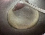 熱鍋，鍋中倒入適量的油；
