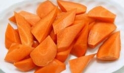 胡蘿蔔洗凈后切成滾刀塊；