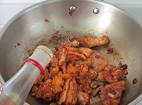 切好的雞塊放進去煸炒，加點黃酒進去炒勻；