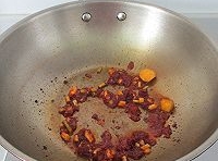 熱鍋里倒油加熱，把豆瓣醬、小蔥、生薑放入炒出紅油；