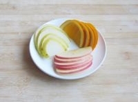 蘋果、梨、橙子放入清水中加點鹽洗乾淨，切成片；