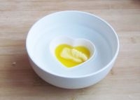 在大碗中倒點開水，盛黃油的小碗放在大碗中使黃油溶化；