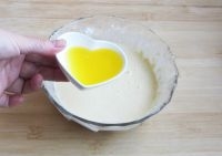 溶化的黃油也放進去拌勻成麵糊；