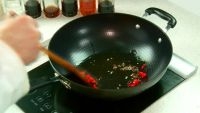 鍋中倒入油，下入干辣椒、花椒粒，炸香，備用；