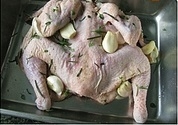 迷迭香、百里香洗凈取葉子,蒜頭壓扁去皮，和雞腌制120分鐘；