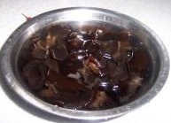 鍋中加水燒開后，黑木耳氽燙好后撈出過冷水；