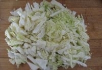 圓白菜撕成片清洗乾淨切成絲；