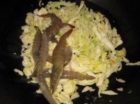 圓白菜和蝦倒進去快速翻炒；