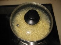 另一鍋里加水燒開，把面放進去煮熟；
