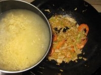 菜快炒熟時把速食麵和湯一起倒入；