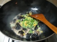 燒開后，放入豌豆和玉米翻炒均勻；