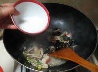 待蟹棒炒軟，放入水澱粉勾芡，翻炒至湯汁粘稠即可；