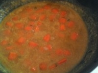 炒出味道后加胡蘿蔔、開水用中小火慢熬咖喱；