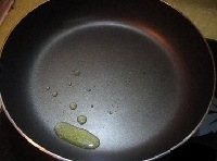 平底鍋架在電磁爐上燒乾，滴點橄欖油刷勻；

